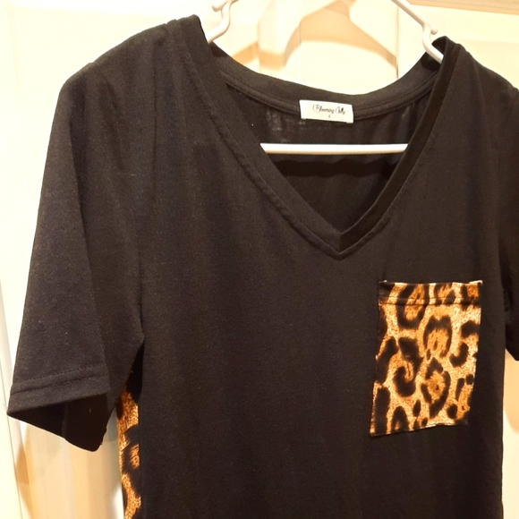 Blooming Jelly Short Sleeve V-neck Black and Animal Print Blouse size Small - Picture 3 of 10